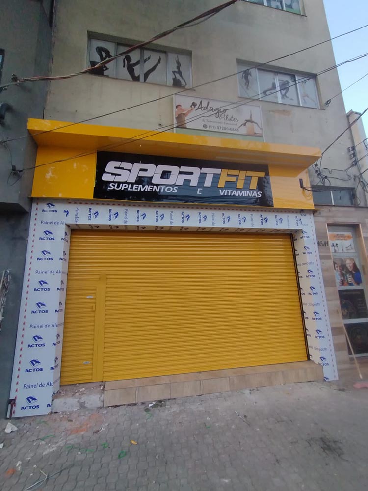 Porta de Aço de Enrolar com Portinhola da Domani Portas